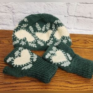 Sundance Vintage Heart Beanie and Matching Handwarmers. One Size.